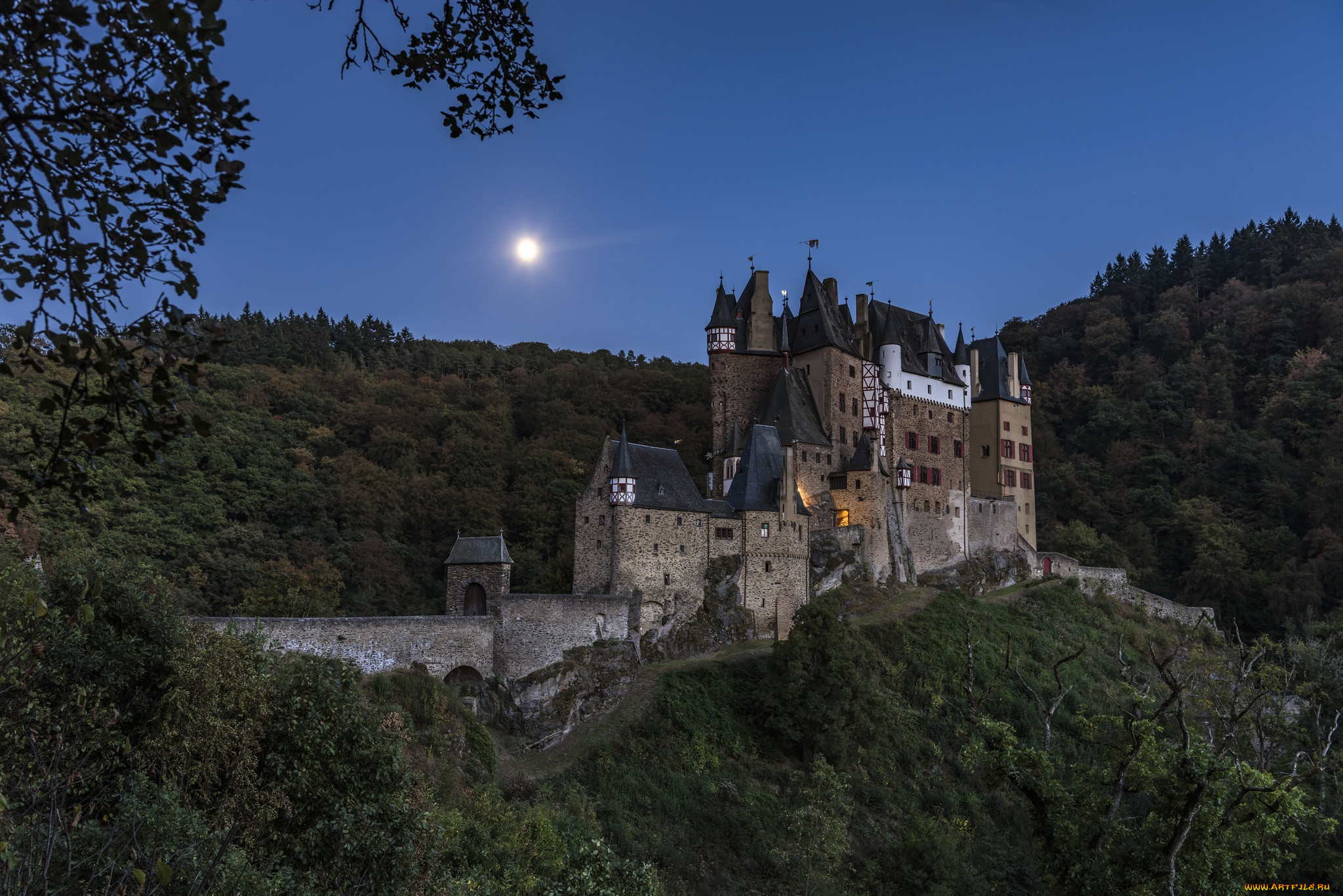 Замок Бург Эльц в Германии ночью